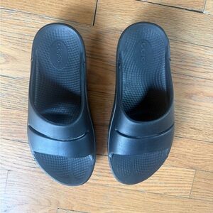 New never been worn black Oofos recovery slide, size EU 40